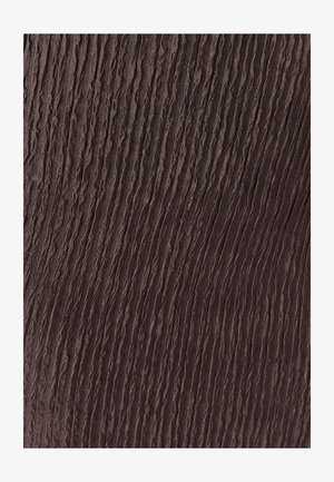 Strukturierter Stoff mit einem wellenförmigen Design in Dunkelbraun. Die Oberfläche hat ein zerknittertes Aussehen und zeigt einen subtilen Glanz und Tiefe.