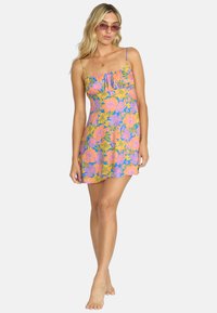 Bloemige zomerkleed met verstelbare spaghettibandjes; heeft roze, gele en blauwe bloemen op een lichte achtergrond; lichtgewicht stof.