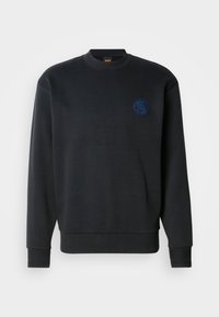 Μαύρο φούτερ από ύφασμα βαμβακερού μείγματος. Διαθέτει στρογγυλή λαιμόκοψη, μακριά μανίκια, ριμπ μανσέτες και σκούρο μπλε κεντημένο λογότυπο στο στήθος.