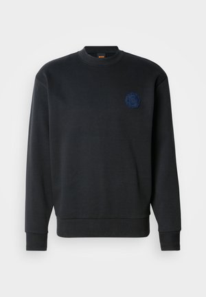 Črn pulover iz bombažno-mešanega blaga. Ima okrogel izrez, dolge rokave, rebraste manšete in temno modro vezeno logotip na prsih.