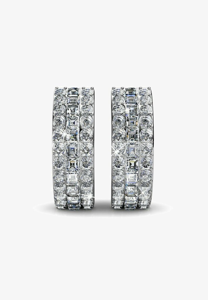 Orecchini a cerchio in argento con più file di zirconi cubici rotondi e quadrati, che creano un effetto scintillante con una finitura liscia.