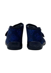 Scarpe per bambini di colore blu navy con tomaia morbida e decorata, caratterizzata da grafiche di orsetti blu, cinturino regolabile e suole in gomma testurizzate.