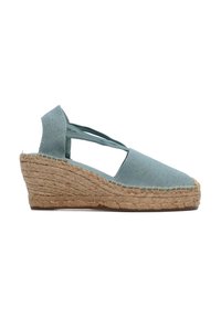 Jasnoniebieski płócienny but na koturnie z jutową podeszwą espadrylową, z krzyżującymi się paskami oraz przeszyciami wzdłuż brzegów.