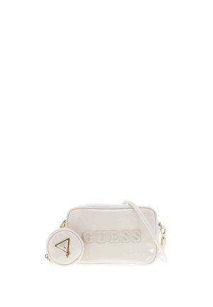 Sac bandoulière blanc rectangulaire brillant avec logo GUESS embossé et pochette ronde pour pièces attachée avec un emblème triangulaire doré Guess.