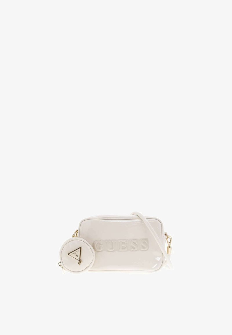 Sac bandoulière blanc rectangulaire brillant avec logo GUESS embossé et pochette ronde pour pièces attachée avec un emblème triangulaire doré Guess.