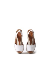 Vita läders espadrilloskor med elastiska sidopaneler, juteomslutna sulor och en slät yta. Inuti har de en brun läderfoder.