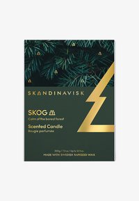 Mörkgrön förpackning för doftljus Skandinavisk Skog med grankvistar, guldtext och en design av en guldig blixt.