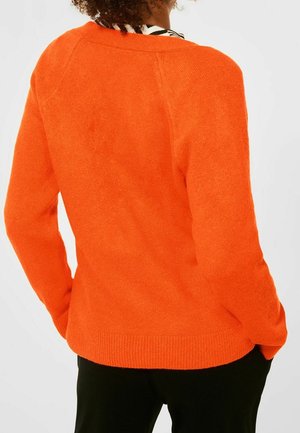 Oranžový svetr s měkkou texturou, dlouhými rukávy a zaobleným výstřihem. Má žebrované manžety a lem, zobrazený zezadu.