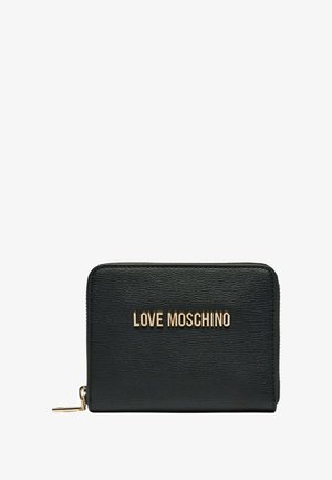 Cartera de cuero negro con acabado texturizado, que presenta el logo en tono dorado "LOVE MOSCHINO". Cierre de cremallera y forma rectangular delgada.