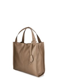 Bruine leren tote bag met twee korte handgrepen, voorzien van een gestructureerd oppervlak en een trekkoordsluiting met een decoratieve kwast.