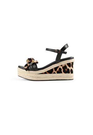 Sort læder kilehæl sandal med ankelrem, kilehæl sidepanel med leopardprint, flettet reb platform og dekorativt guldkæde med stofknude.