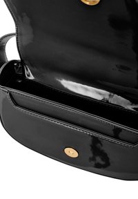 Černá lakovaná kožená kabelka s hladkým vnitřkem, obsahující jeden prostor a zlaté zapínání na patentku.