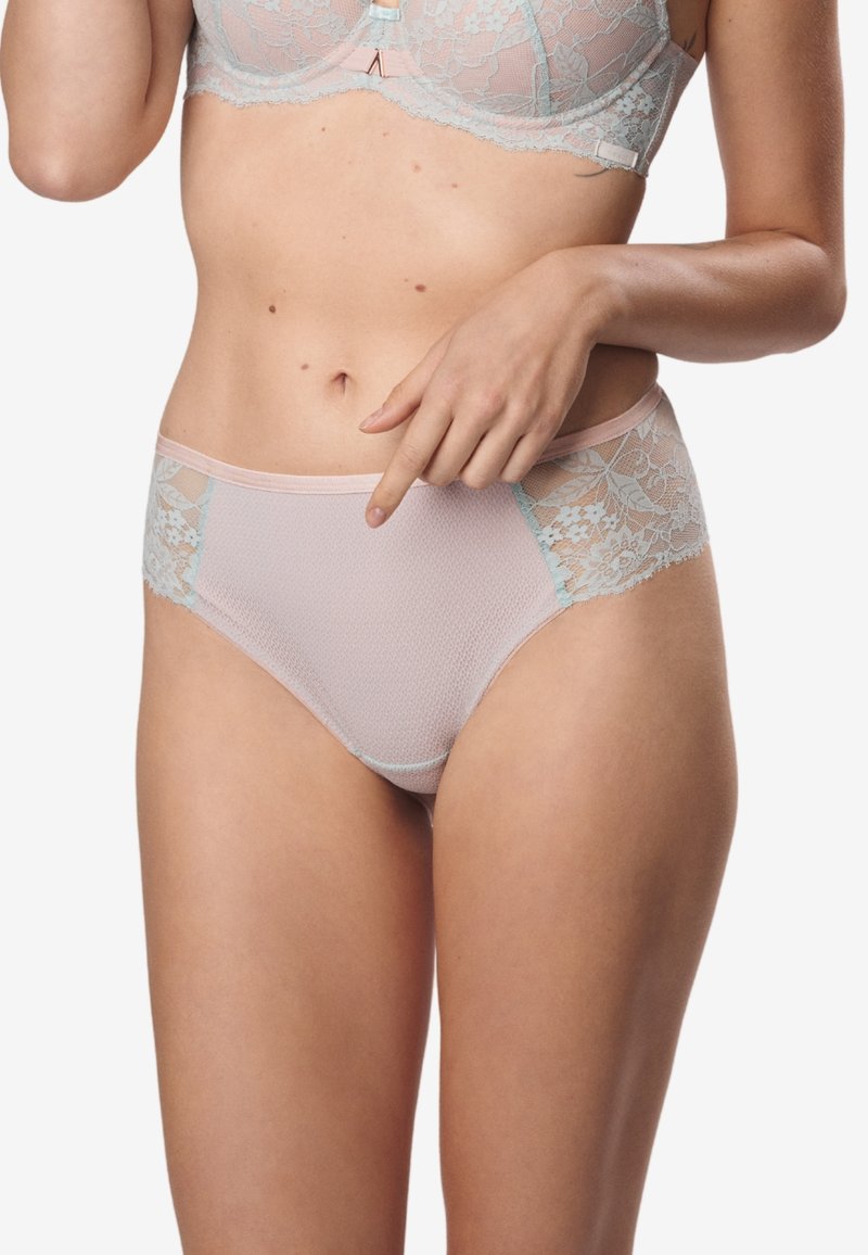 Majtki z koronki i siateczki, utrzymane w delikatnym różowym kolorze z jasnoniebieskimi akcentami oraz kwiecistymi detalami koronkowymi po bokach. Widoczny elastyczny pasek w talii.