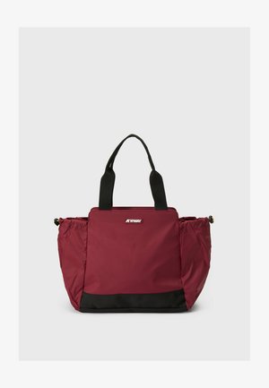Sac tote rouge et noir en nylon léger, doté de doubles poignées, d'une fermeture éclair sur le dessus et de poches latérales avec fermetures élastiques.