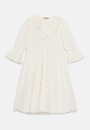 Robe midi blanche avec manches longues bouffantes, boutons sur le devant, col en V à volants et bordure festonnée ajourée aux poignets et à l'ourlet.