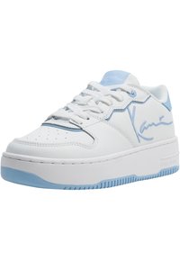 Witte lederen sneaker met lichtblauwe accenten, gevoerde tong en gestikte details. Beschikt over een dikke zool en logo-borduring aan de zijkant.