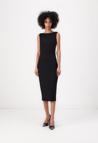 Must have ilmahäärmekleid, millel on bateau kaelus, valmistatud siledast kangast, kehakujuline siluett ja minimalistik disain.