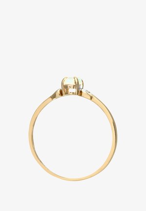 Kuldne sõrmus sileda käevõruga ja ruudukujulise opaalikiviga, millel on poleeritud viimistlus ja valguse peegeldav pind.