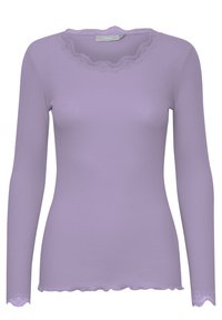 Top de manga larga en color lila, con ribetes de encaje en el cuello redondo, puños y dobladillo, silueta ajustada y detalles de ganchillo.