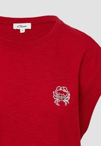 Rode t-shirt met korte mouwen en ronde halslijn, voorzien van een klein wit krabbenmotief geborduurd op de linkerborst.