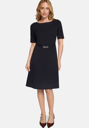 MIT GÜRTEL - Jerseykleid - patch cream dark blue