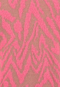 Geweven stof met een gestructureerd roze patroon op een beige achtergrond, dat lijkt op abstracte golven of strepen. Zachte uitstraling met een pluizige textuur.