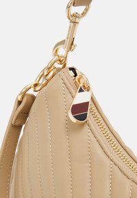 Tommy Hilfiger POPPY REFORM SHOULDER BAG - Borsa a mano - beige
