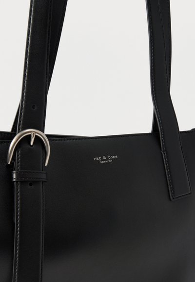Μαύρη δερμάτινη τσάντα tote με ρυθμιζόμενο ιμάντα με αγκράφα και το λογότυπο "rag & bone NEW YORK" εκτυπωμένο με μικρά λευκά γράμματα.