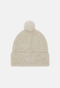 Berretto lavorato a maglia in beige chiaro, con una texture a coste, risvolto e una pompon sulla parte superiore. Logo "CK" ricamato in colore abbinato.