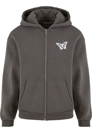 Grå zip-up hoodie med en frontlomme, der har et hvidt sommerfuglemotiv på venstre bryst. Blødt stof og tætsiddende manchetter.