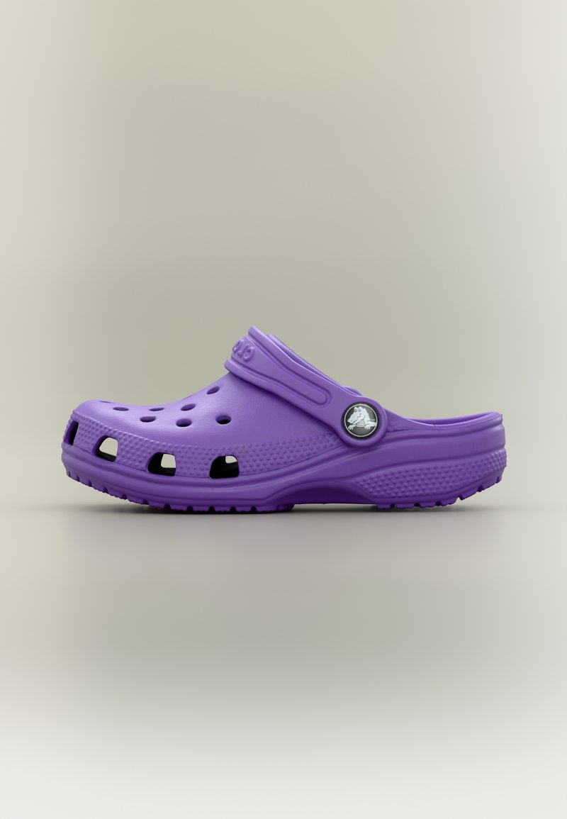 Μωβ ελαφριά κλογκ με οπές αερισμού και ρυθμιζόμενο λουράκι στη φτέρνα σε ουδέτερο φόντο.