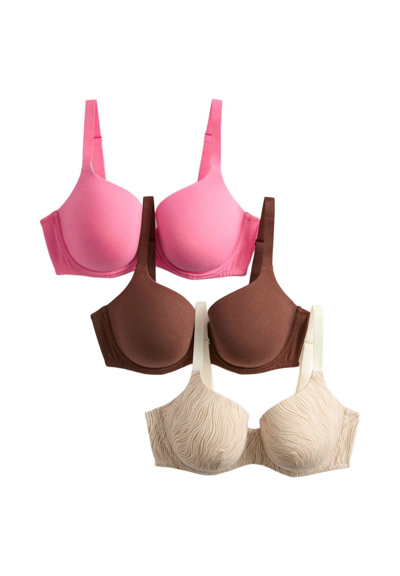 Tres sujetadores: uno rosa, uno marrón y uno beige con un patrón ondulado. Todos cuentan con tirantes ajustables y un diseño suave.