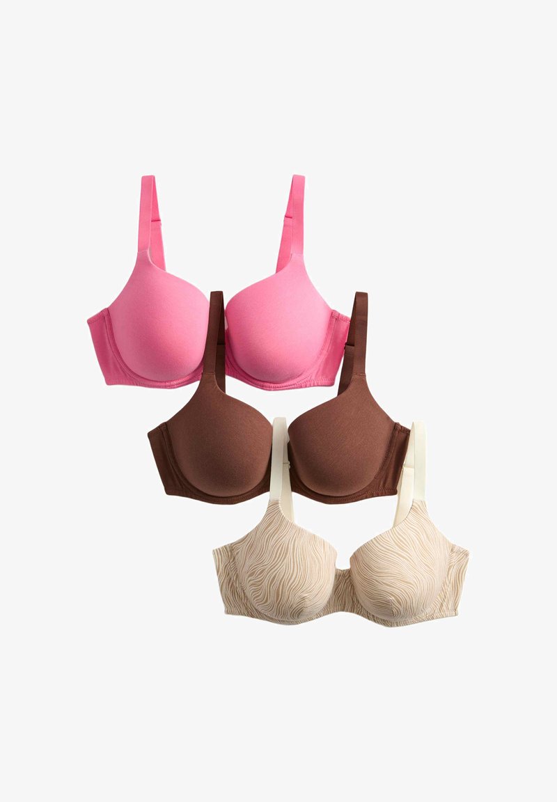 Tres sujetadores: uno rosa, uno marrón y uno beige con un patrón ondulado. Todos cuentan con tirantes ajustables y un diseño suave.