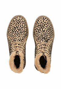 Béžové boty s černými leopardími skvrnami, šněrovací design, chlupatý lem kolem límce a plochá podrážka. Texturovaný svršek s odolnou povrchovou úpravou.