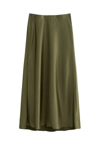 Una falda verde oliva hasta la rodilla, hecha de una tela suave con un corte recto y una cinturilla elástica, que presenta un brillo sutil.