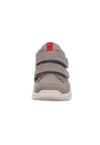 Graue Kindersneaker mit drei Klettverschlüssen, einer strukturierten Oberseite und einem roten Fersenbereich. Verfügt über eine weiße Gummisohle und einen gepolsterten Kragen.