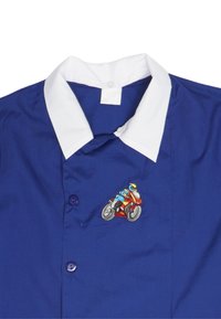 Camicia blu con colletto bianco, bottoni frontali e un design ricamato di una motocicletta e di un pilota. Tessuto dalla superficie liscia.