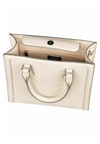 Beige Leder-Shopper mit doppelten Tragegriffen, geprägtem Branding und silberfarbener Hardware. Verfügt über einen Druckknopfverschluss und eine Innentasche.