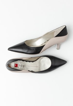 Zapatos de tacón en punta en negro y beige con parte superior de cuero texturizado, tacón bajo y forro interior reflectante; presentan un logo en la plantilla.