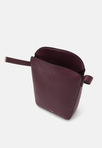 Calvin Klein SOFT SCULPT BUCKET BAG - Bolso de mano - oxblood