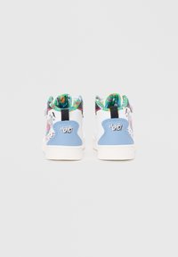 Witte hoge sneakers met blauwe accenten, kleurrijke gestikte voering en grafische details. Voorzien van een zwarte trekband aan de hiel.