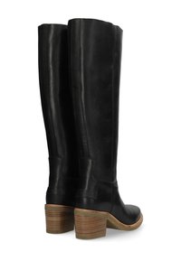 Czarne skórzane kozaki do kolan z masywnym obcasem, o gładkim wykończeniu, pionowym przeszyciu i teksturowanym akcentem w pobliżu obcasa.
