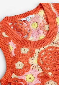 Virallinen virkatun toppi, jossa on kirkkaan oranssi ribbikaarroke. Kukka- ja koristekuvioita vaaleanpunaisessa, keltaisessa ja kermassa väreissä luovat monimutkaisia yksityiskohtia.