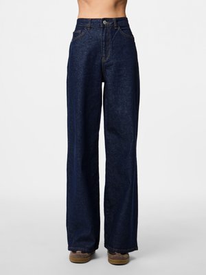 Vaqueros de pierna ancha en un azul oscuro, fabricados en denim, con cintura alta, bolsillos frontales y costuras visibles a lo largo de las costuras.