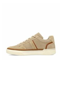 Tan suède en stof sneaker met een laag ontwerp, ronde neus, vetersluiting aan de voorkant en bruine leren accenten. Witte rubberen zool.