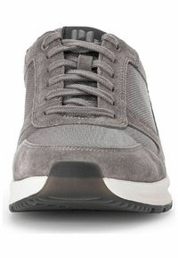 Grauer Sneaker aus einer Kombination von Wildleder und Mesh-Materialien, mit runder Zehenkappe, flachen Schnürsenkeln, einer Gummiaußensohle und einer kontrastierenden weißen Zwischensohle.