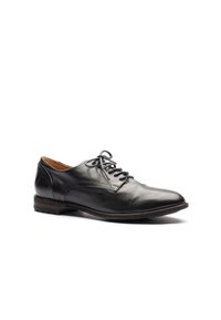Scarpa da uomo in pelle nera con punta rotonda, design con lacci, tomaia texturizzata e tacco in legno basso. Presenta dettagli di cucitura discreti.