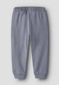 Světle modré tepláky s elastickým pasem, žebrovanými manžetami a hladkou texturou. Jednoduchý design bez vzorů nebo dalších akcentů.