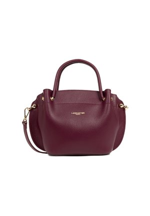 Sac à main en cuir bordeaux avec quincaillerie dorée, poignées supérieures doubles et bandoulière amovible. Présente une finition texturée et un logo embossé.