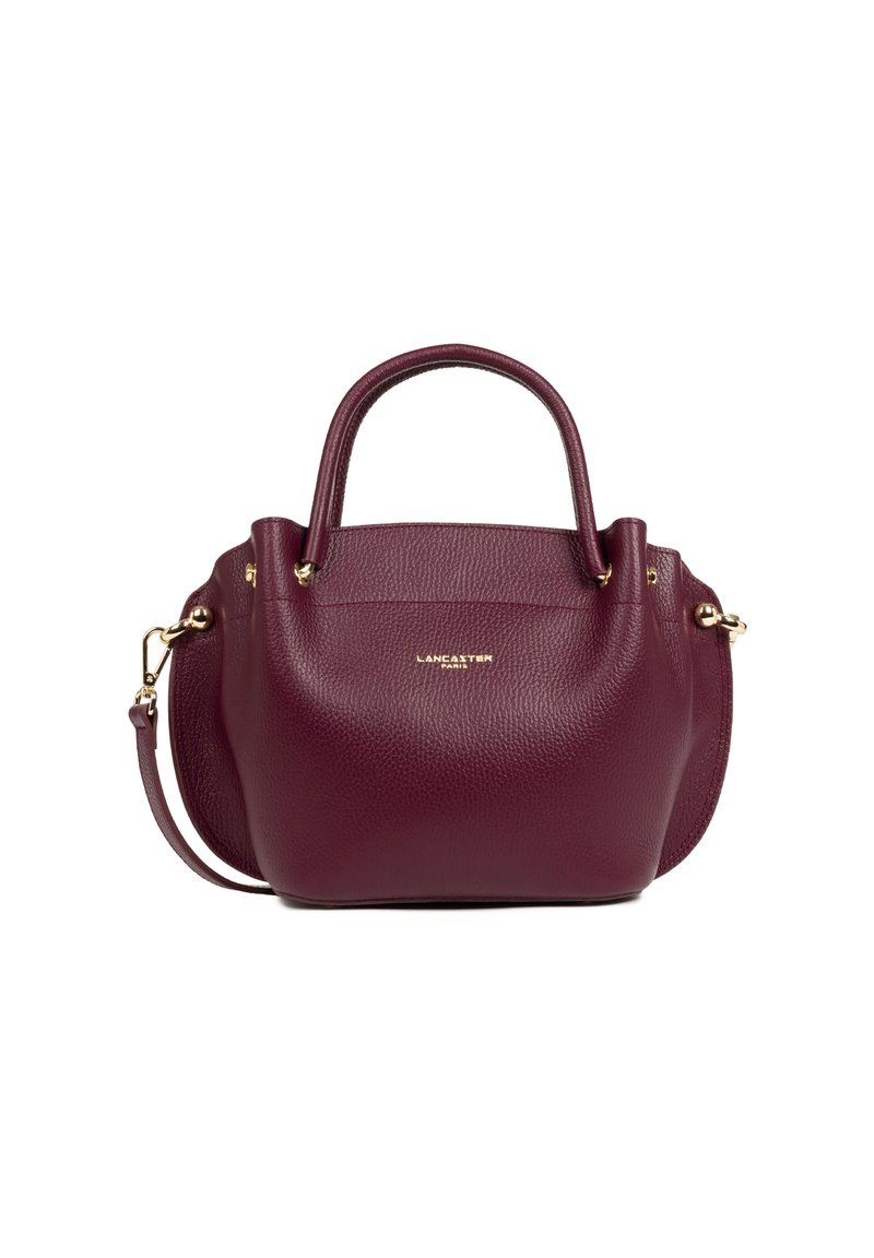 Sac à main en cuir bordeaux avec quincaillerie dorée, poignées supérieures doubles et bandoulière amovible. Présente une finition texturée et un logo embossé.